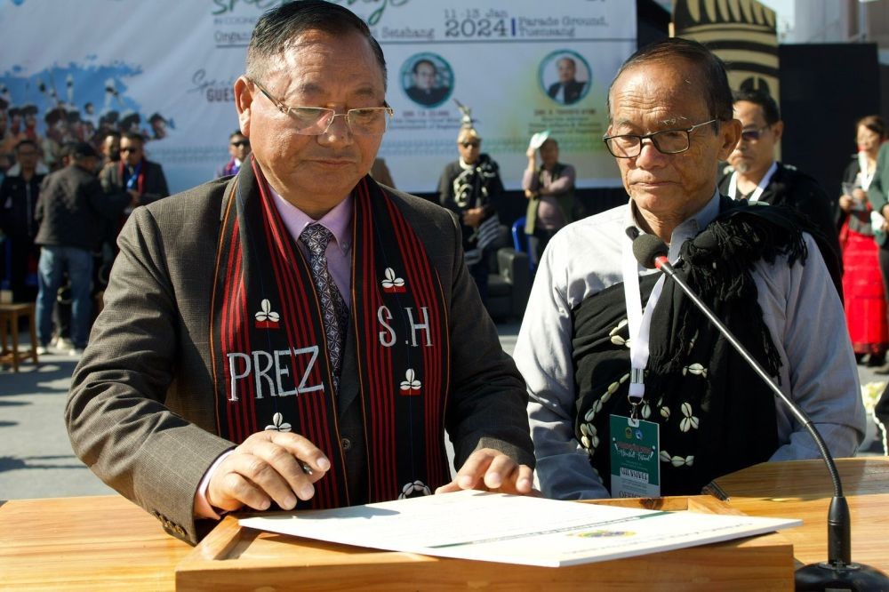 Chang Khulei Setshang and Sumi Hoho presidents singing the peace treaty during the ‘Lamshok’ event at Poanglüm Hornbill Festival at parade ground, Tuensang Town on January 12. (Morung Photo)